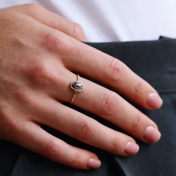 Zlatý prsten s oválným salt'n'pepper diamantem FIORELLA Image