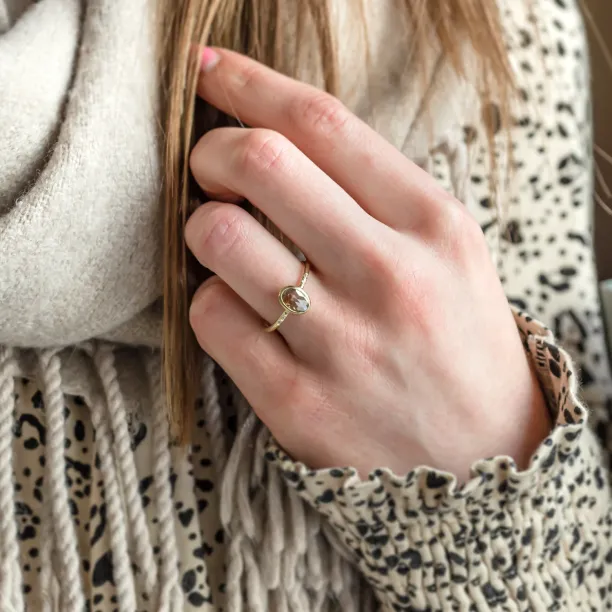 Zlatý prsten s oválným salt'n'pepper diamantem FIORELLA Image