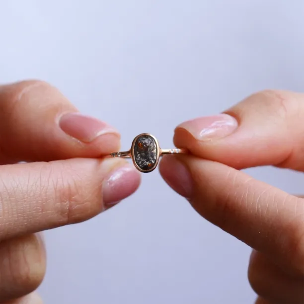 Zlatý prsten s oválným salt'n'pepper diamantem FIORELLA Image