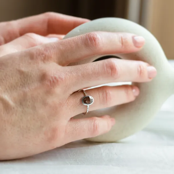 Zlatý prsten s oválným salt'n'pepper diamantem FIORELLA Image