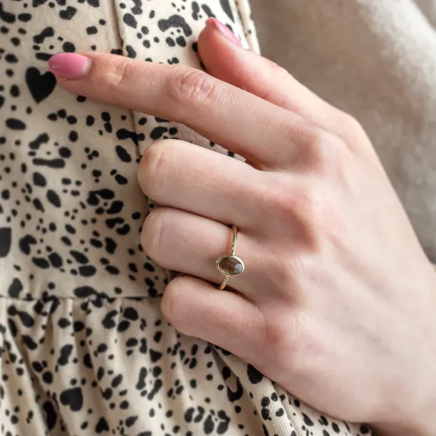 Zlatý prsten s oválným salt'n'pepper diamantem FIORELLA Image