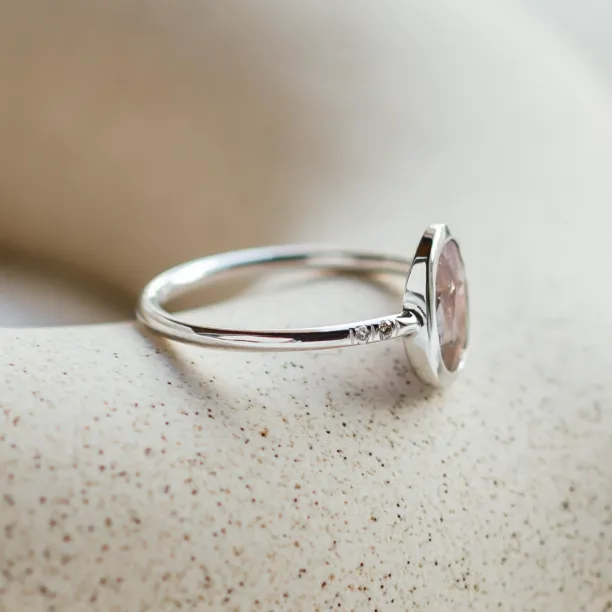 Zlatý prsten s oválným salt'n'pepper diamantem FIORELLA Image