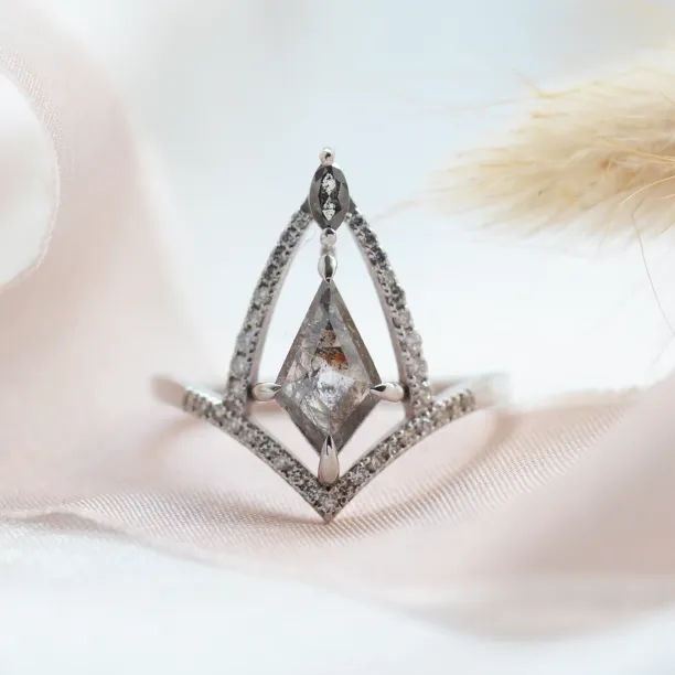 Extravagantní prsten se salt'n'pepper diamanty CATHEDRAL Image