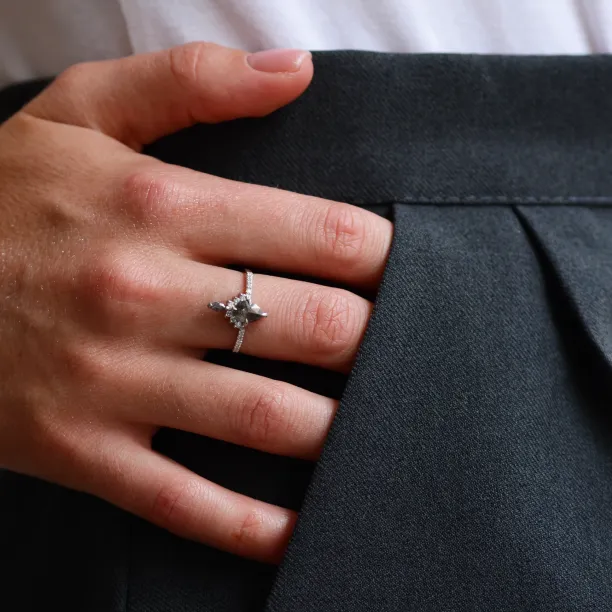 Zásnubní cluster prsten se salt'n'pepper diamanty FIORENTINA Image