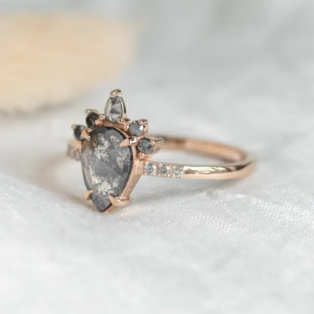 Zlatý cluster prsten se salt'n'pepper diamanty FILOMENA Image