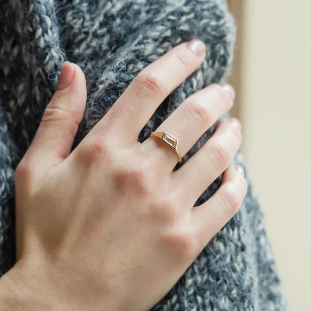 Gold atypical ring with asymmetric pink sapphire EDITH Image
