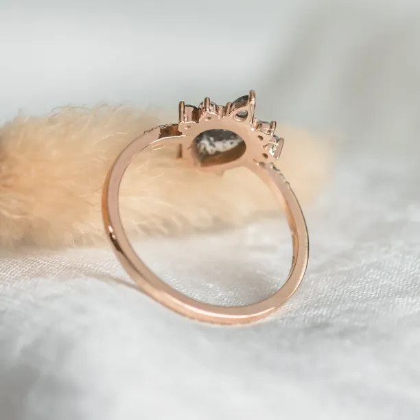 Zlatý cluster prsten se salt'n'pepper diamanty FILOMENA Image