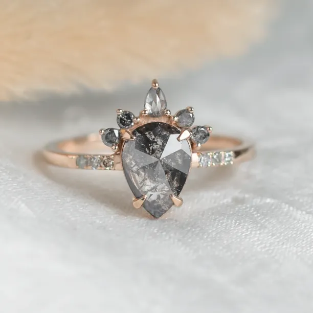 Zlatý cluster prsten se salt'n'pepper diamanty FILOMENA Image