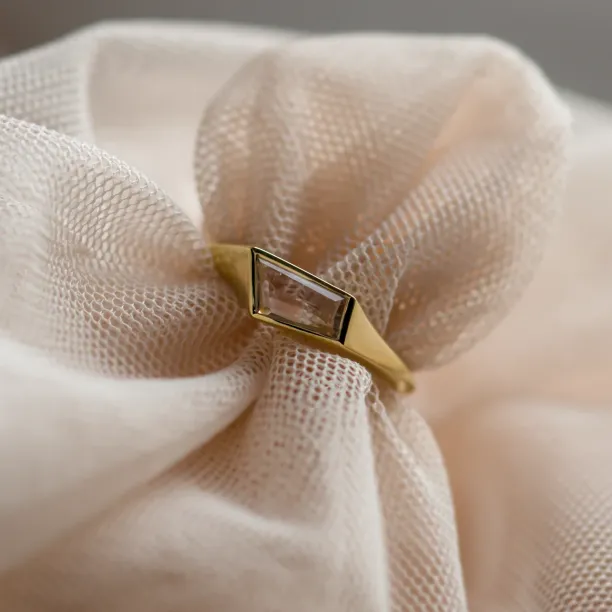 Gold atypical ring with asymmetric pink sapphire EDITH Image