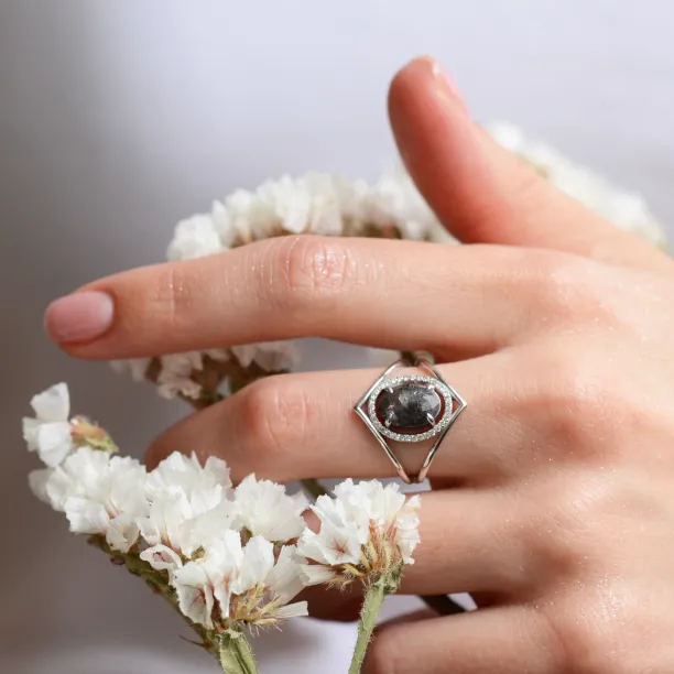 Zlatý luxusní prsten se salt and pepper diamantem a bočními diamanty MARGHERITA Image