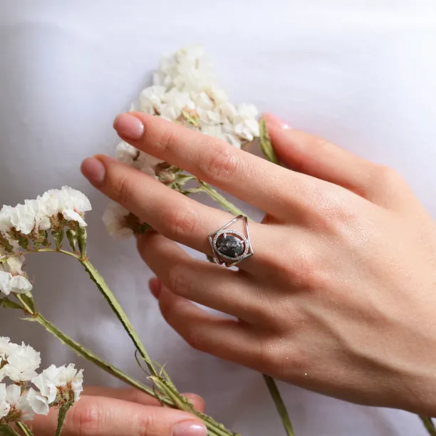 Zlatý luxusní prsten se salt and pepper diamantem a bočními diamanty MARGHERITA Image