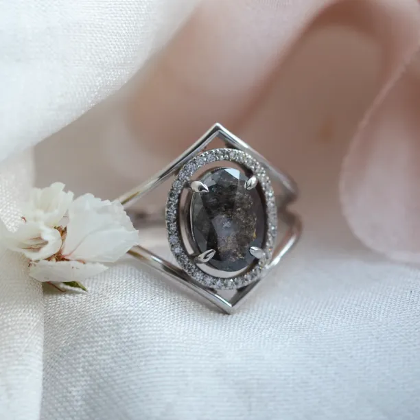 Zlatý luxusní prsten se salt and pepper diamantem a bočními diamanty MARGHERITA Image