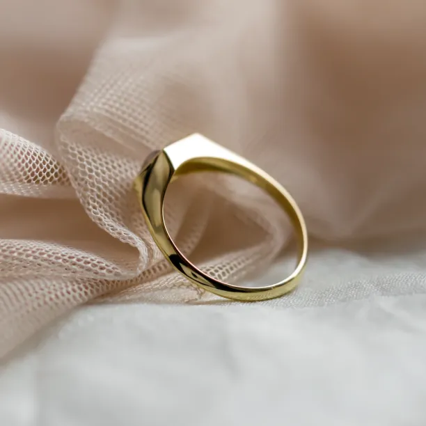 Gold atypical ring with asymmetric pink sapphire EDITH Image