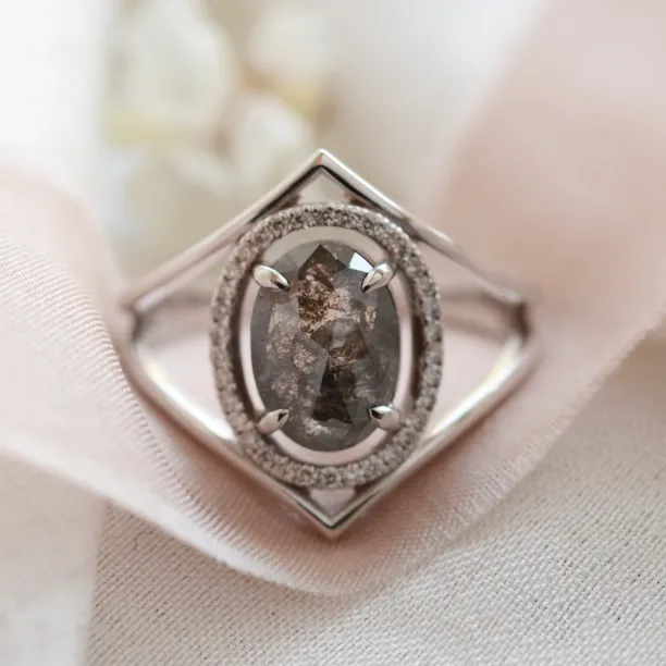 Zlatý luxusní prsten se salt and pepper diamantem a bočními diamanty MARGHERITA Image