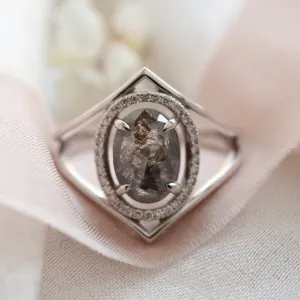 Zlatý luxusní prsten se salt and pepper diamantem a bočními diamanty MARGHERITA Thumbnail