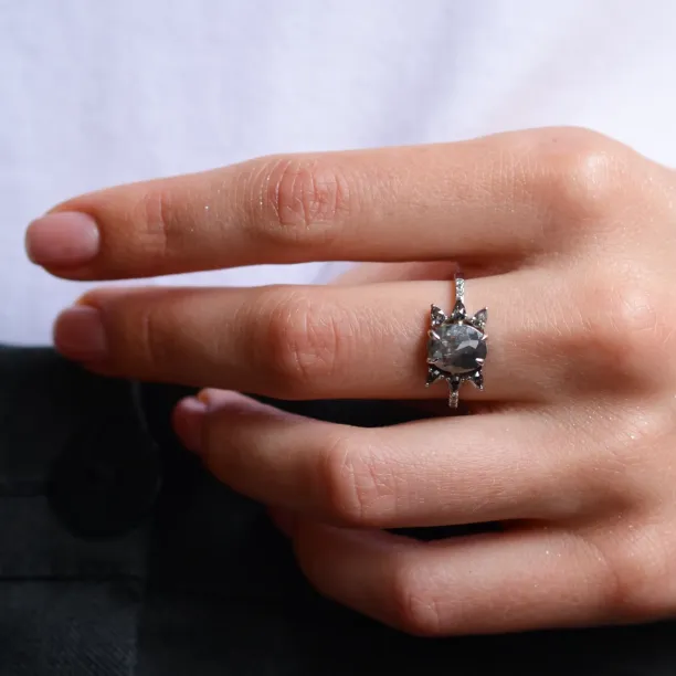 Zlatý netradiční prsten se salt and pepper diamanty BEEZEE Image