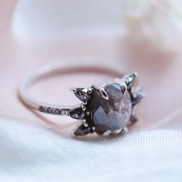 Zlatý netradiční prsten se salt and pepper diamanty BEEZEE Image