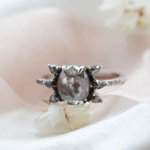 Zlatý netradiční prsten se salt and pepper diamanty BEEZEE Image