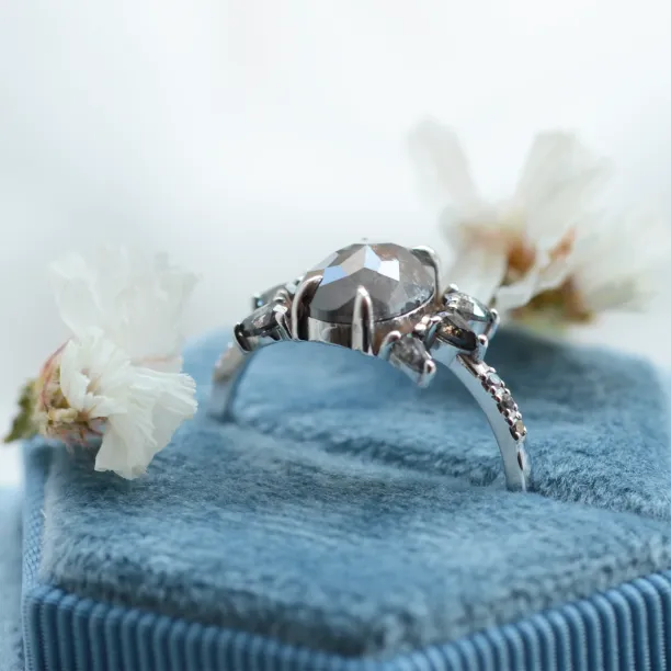 Zlatý netradiční prsten se salt and pepper diamanty BEEZEE Image