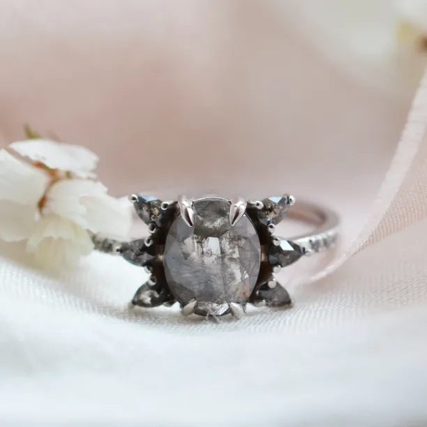 Zlatý netradiční prsten se salt and pepper diamanty BEEZEE Image