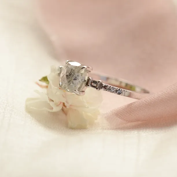 Zlatý prsten se šedým diamantem salt and pepper CATERINA Image