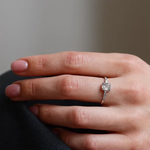 Zlatý prsten se šedým diamantem salt and pepper CATERINA Image