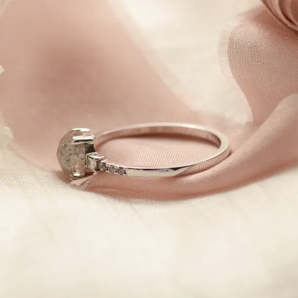 Zlatý prsten se šedým diamantem salt and pepper CATERINA Image