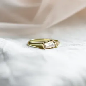 Gold atypical ring with asymmetric pink sapphire EDITH Thumbnail