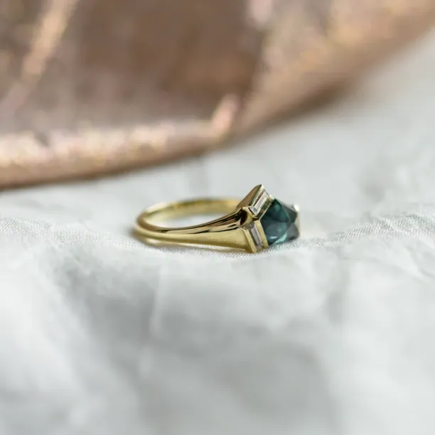 Original ring with asymmetric sapphire and baguette moissanites AGATHA Image