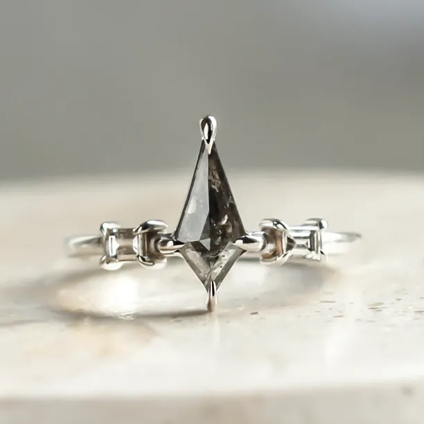 Kite salt and pepper diamant ve zlatém prstenu s baguette diamanty ARIANNA Image