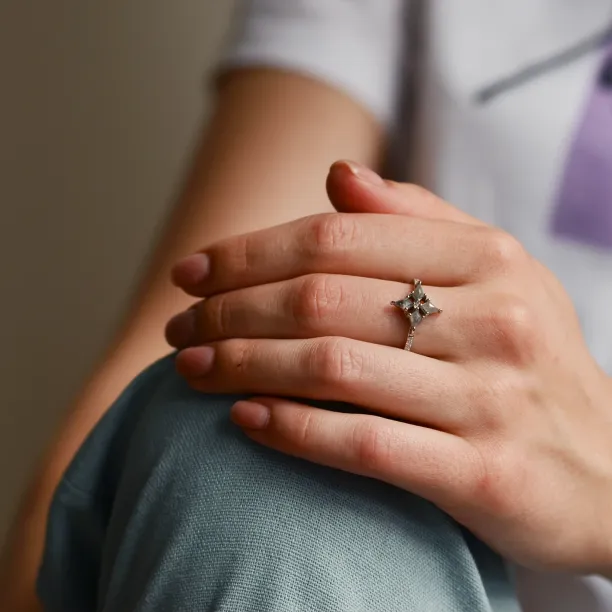 Zlatý prsten ve tvaru hvězdy se salt and pepper diamanty ALESSIA Image