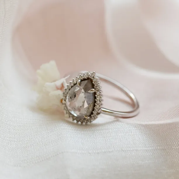 Halo luxusní prsten se salt and pepper diamantem NOEMI Image