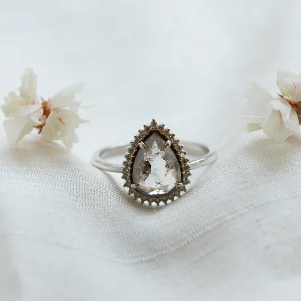 Halo luxusní prsten se salt and pepper diamantem NOEMI Image