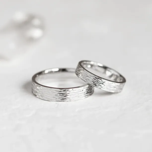 Zlaté snubní prsteny s povrchem stromové kůry BRANCH Image