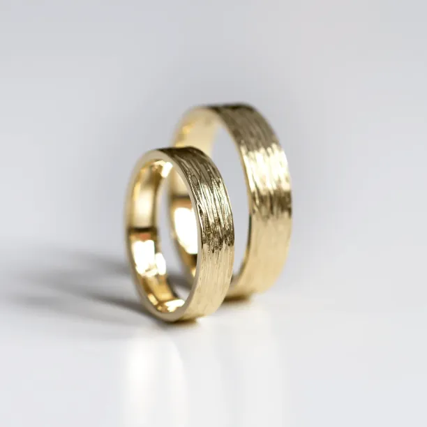 Zlaté snubní prsteny s povrchem stromové kůry BRANCH Image