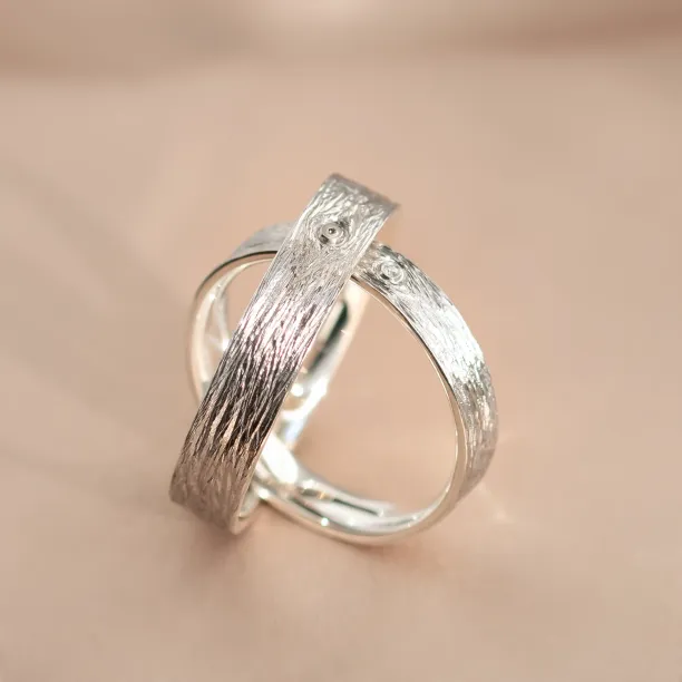 Netradiční snubní prsteny s povrchem stromové kůry a s diamantem DRUID Image