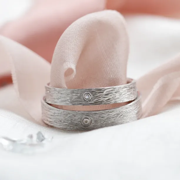 Netradiční snubní prsteny s povrchem stromové kůry a s diamantem DRUID Image