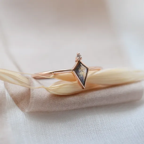 Minimalistický prsten se salt and pepper a klasickým diamantem BIANCA Image