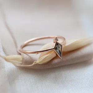 Minimalistický prsten se salt and pepper a klasickým diamantem BIANCA Thumbnail