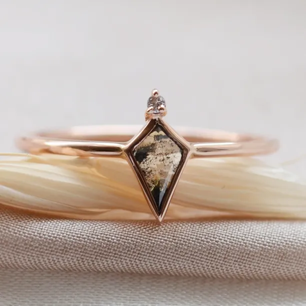 Minimalistický prsten se salt and pepper a klasickým diamantem BIANCA Image