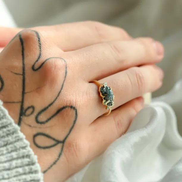 Prsten ze zlata se surovým modrým diamantem a klasickými diamanty POSEIDON Image