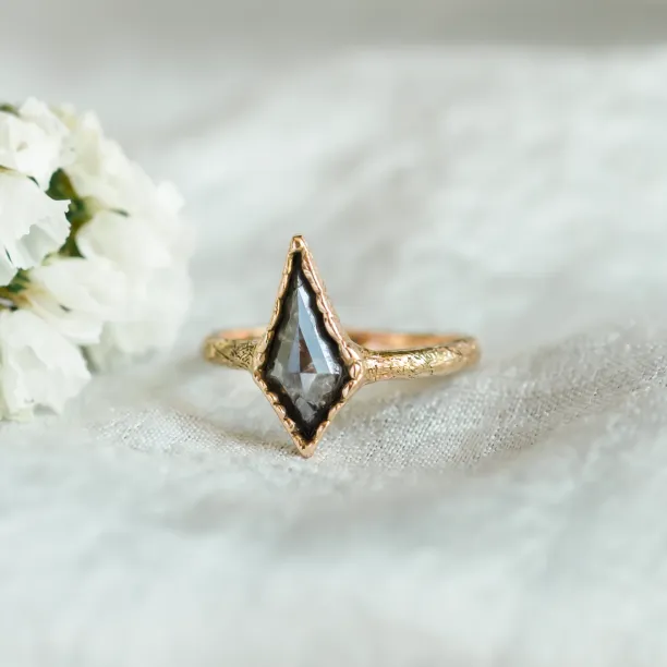 Zlatý netradiční prsten s kite salt and pepper diamantem MATILDE Image