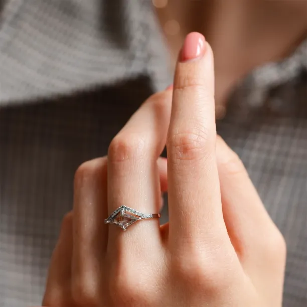 Atypický prsten se salt and pepper diamantem a postranními diamanty NICOLE Image