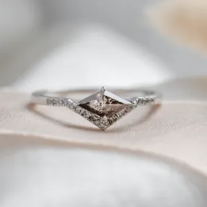 Atypický prsten se salt and pepper diamantem a postranními diamanty NICOLE Thumbnail