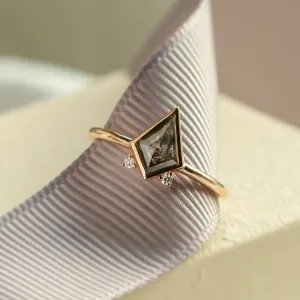 Zlatý prsten s kite salt and pepper diamantem a diamanty CATKIN Thumbnail