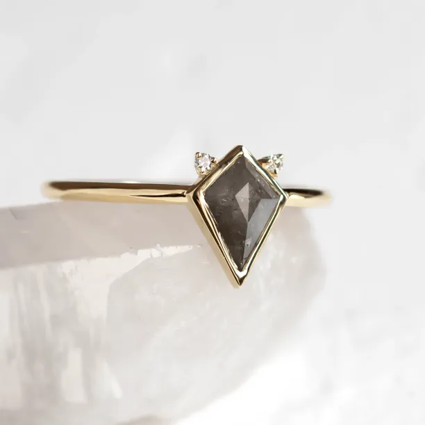 Zlatý prsten s kite salt and pepper diamantem a diamanty CATKIN Image