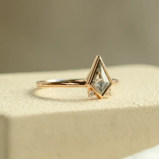 Zlatý prsten s kite salt and pepper diamantem a diamanty CATKIN Image