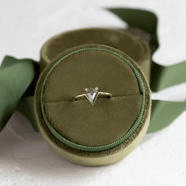 Zlatý prsten s kite salt and pepper diamantem a diamanty CATKIN Image