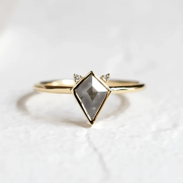 Zlatý prsten s kite salt and pepper diamantem a diamanty CATKIN Image