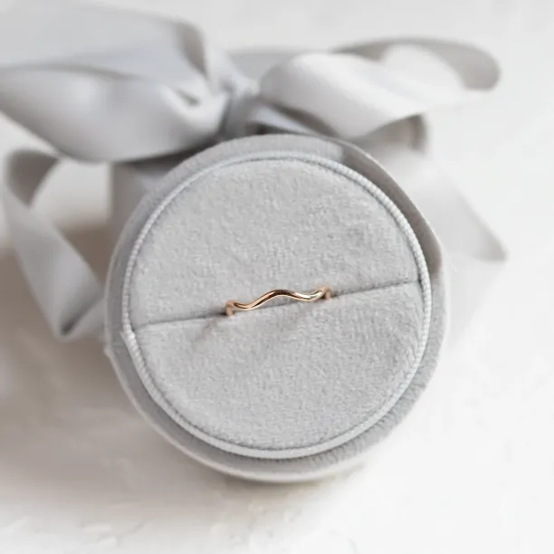 Minimalistický zlatý prsten ve tvaru vlnky GAIA Image